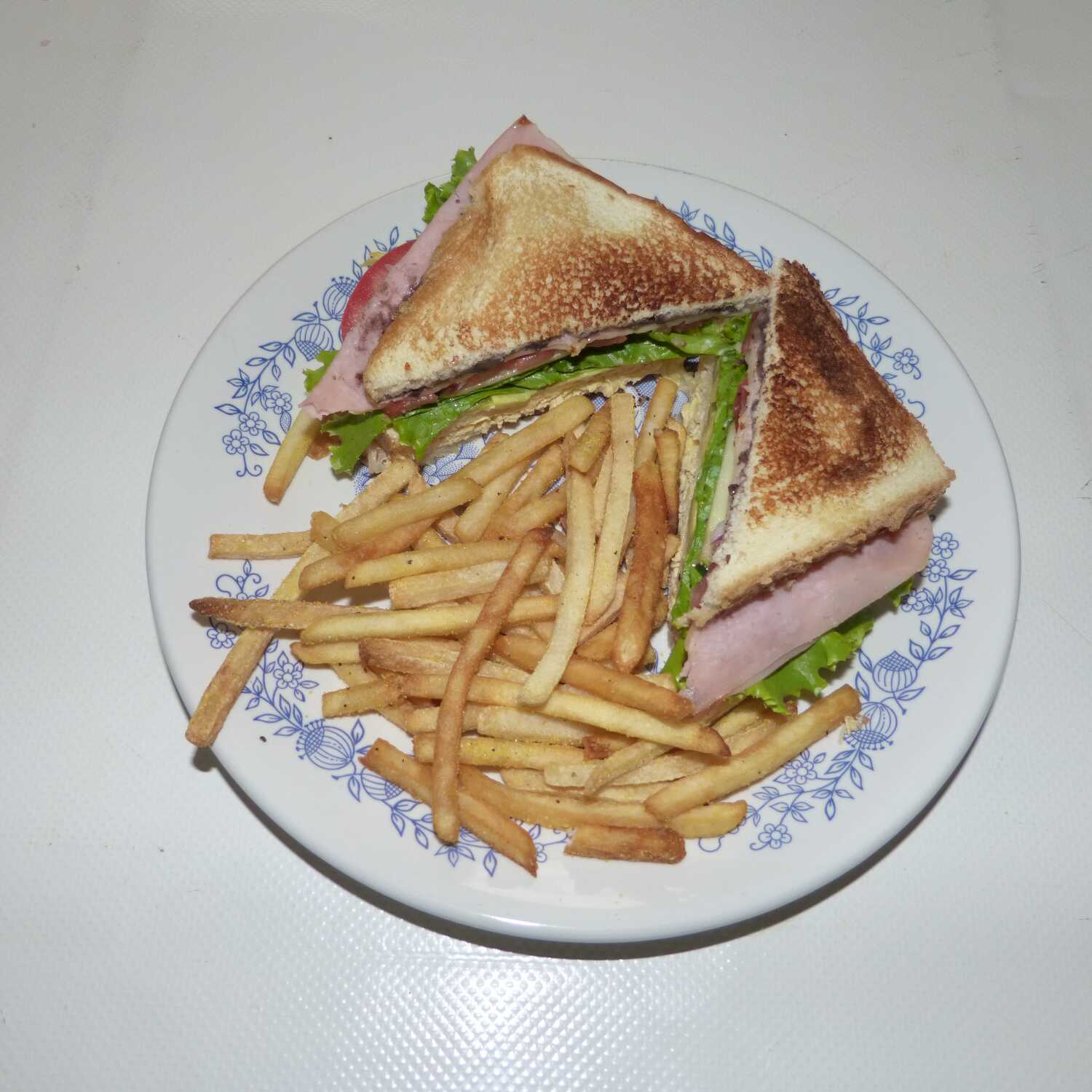 Club sandwich con papas fritas