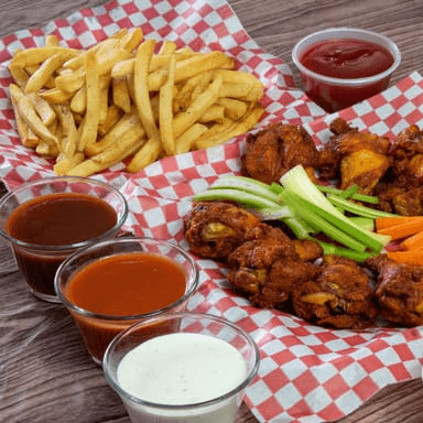 Alitas con Papas a la Francesa