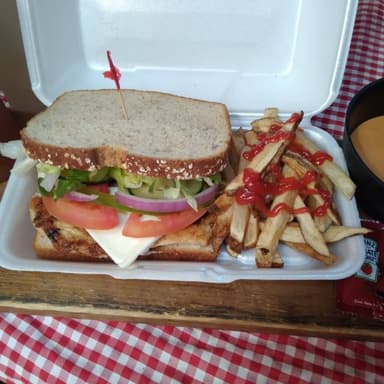 Sandwich de Pechuga de Pollo con Papas