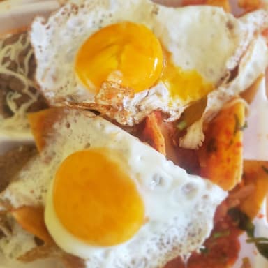 Chilaquiles Rojos Con 2 Huevos Estrellados