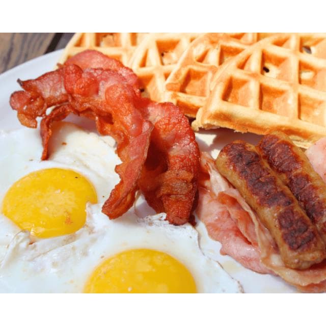 Waffle con huevos estrellados