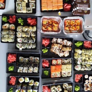 50 Sushi + 1 ENTERO ARROZ FRITO + 1 TERIYAKI + 4TE