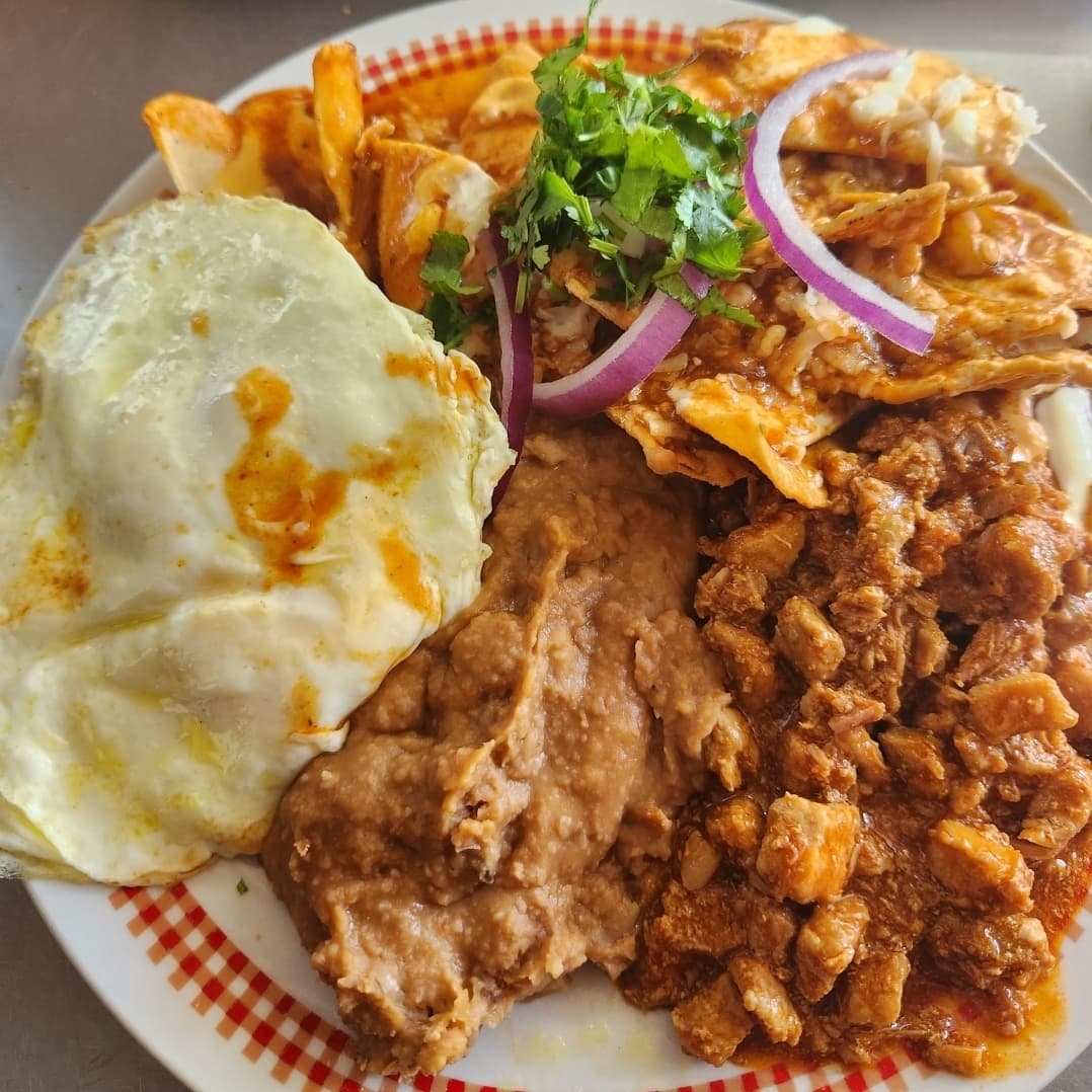 Chilaquiles Especiales con Bistec con Papas