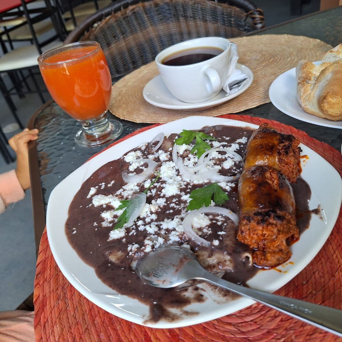 Enfrijoladas con chorizo