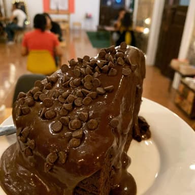 Rebanada de Pastel de Chocolate con Chocochips