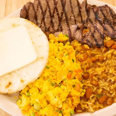 Desayuno Típico de La Casa con Calentado