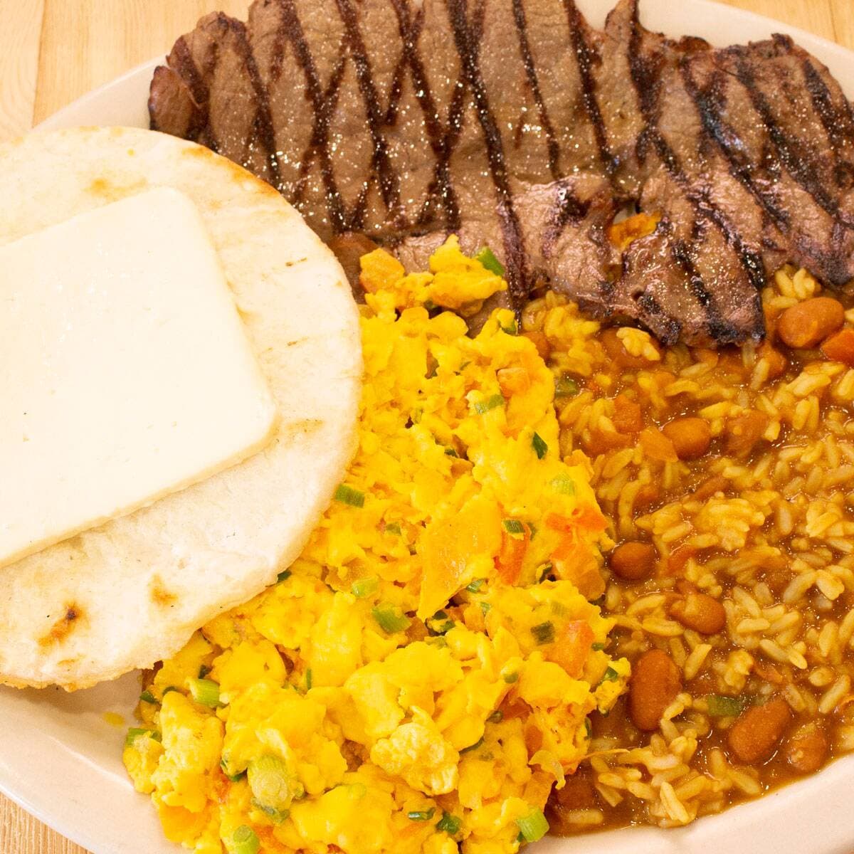 Desayuno Típico de La Casa con Calentado