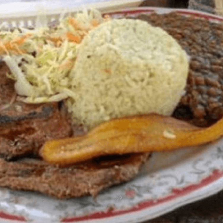 almuerzo con cerdo asado, filete de pollo