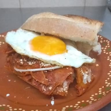 Torta de Chilaquiles con Huevo Estrellado