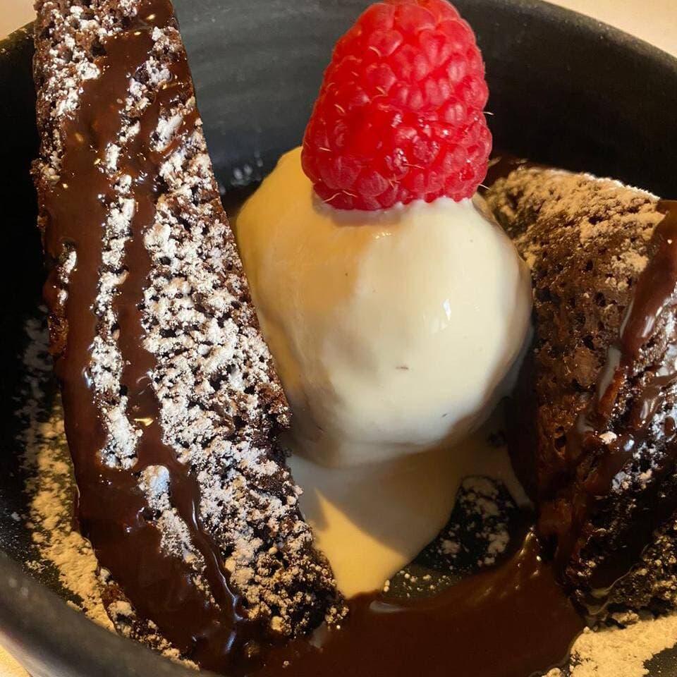 Brownie Grande con Helado de Vainilla
