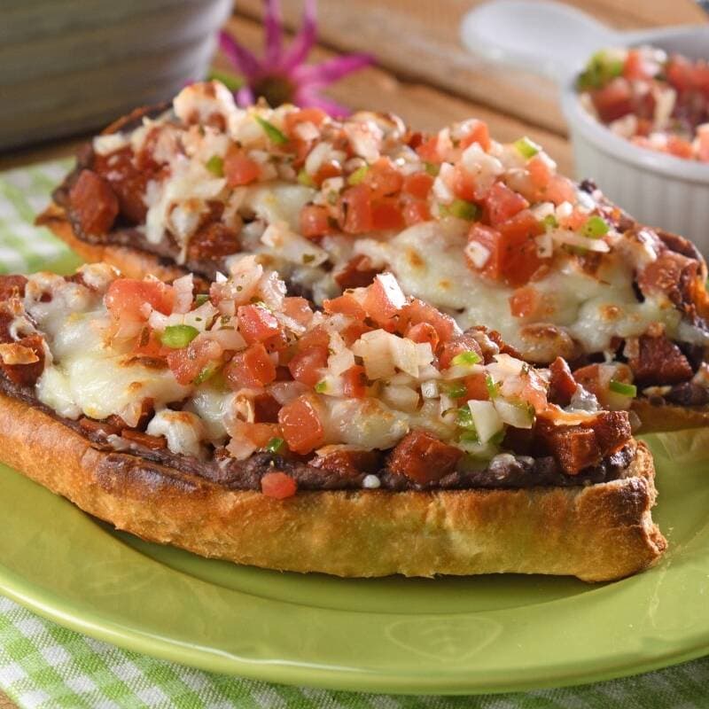Molletes con Chorizo 2 Piezas
