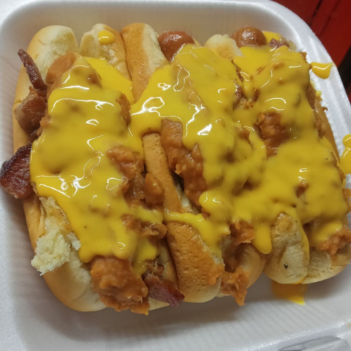 Hotdog con frijoles puercos y queso
