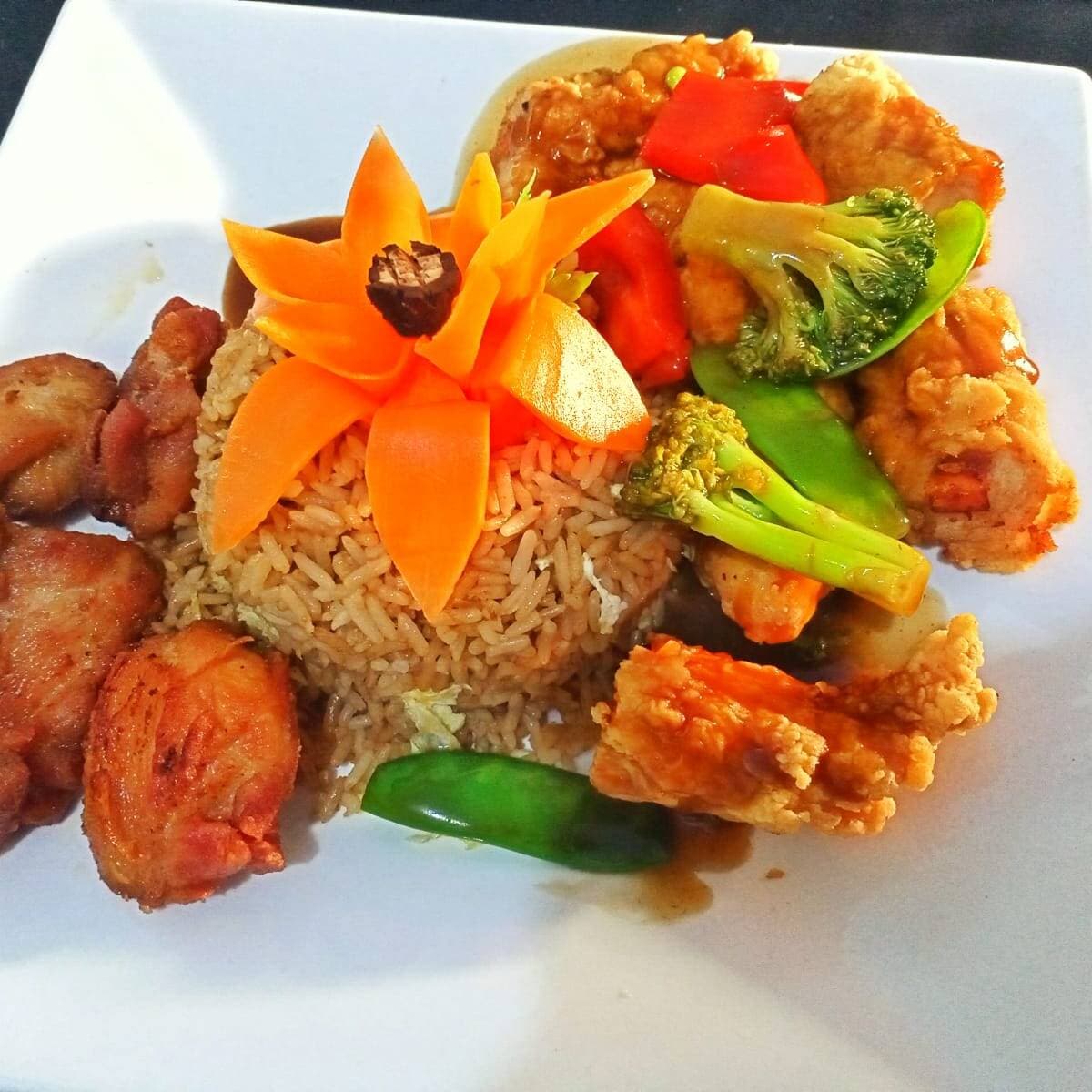 Chicharrón de Pollo con Enrollado de Verduras
