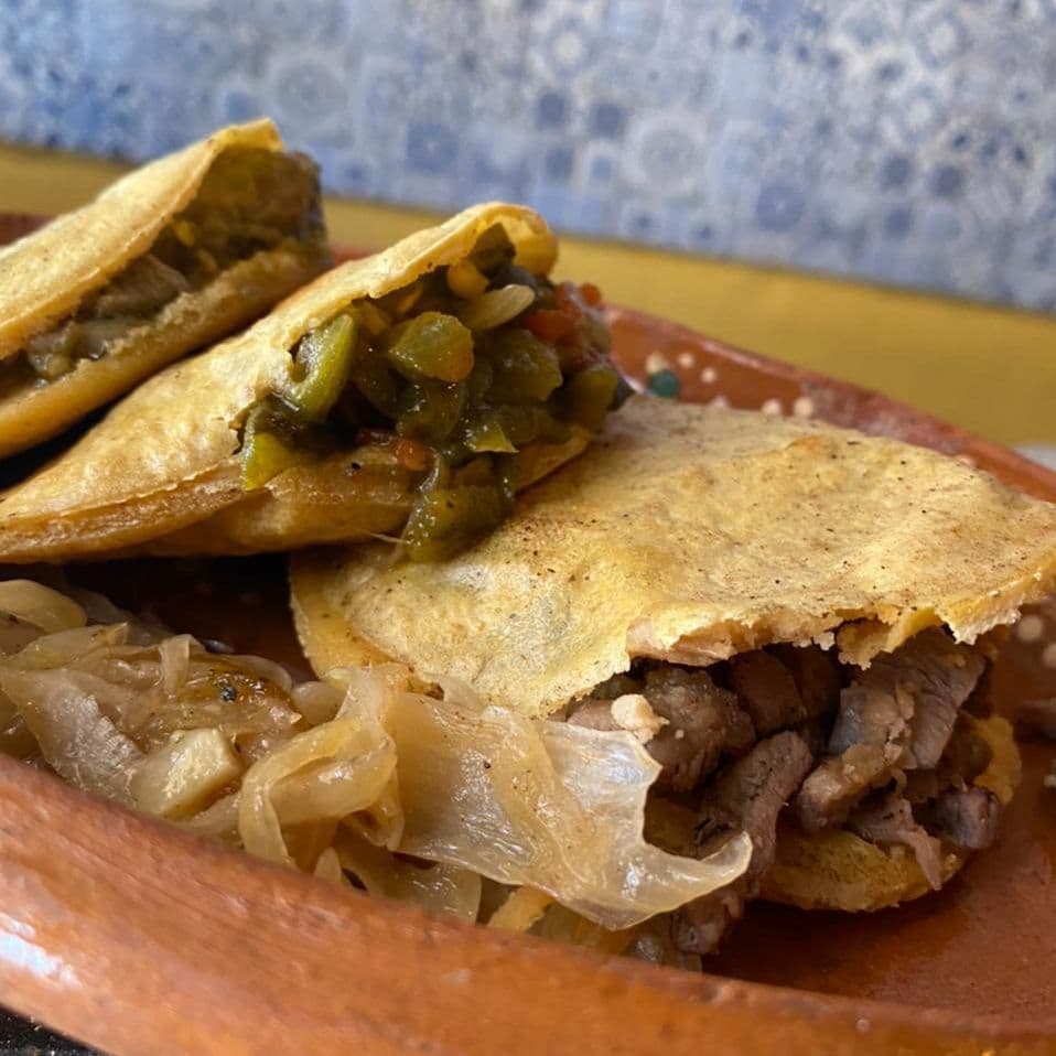 Gordita de Rajas con queso