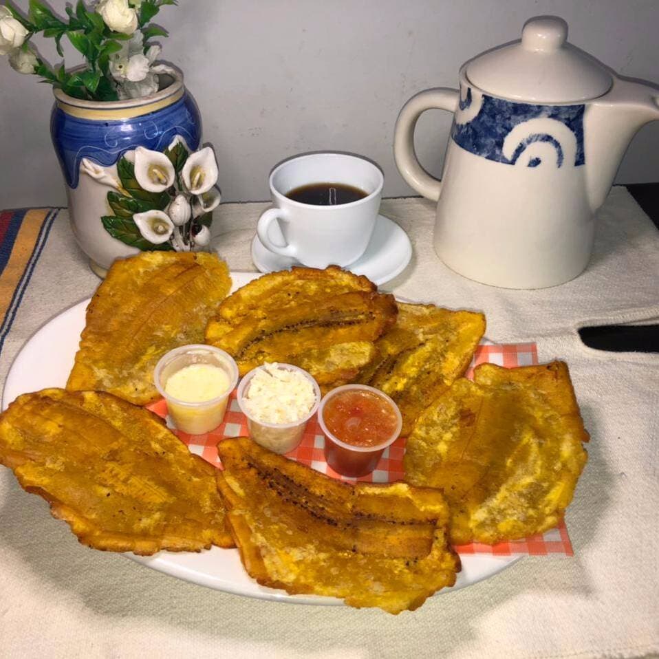 Patacones con Crema de Queso y Hogao