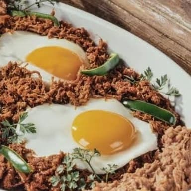 Machaca con Huevo Estrellado