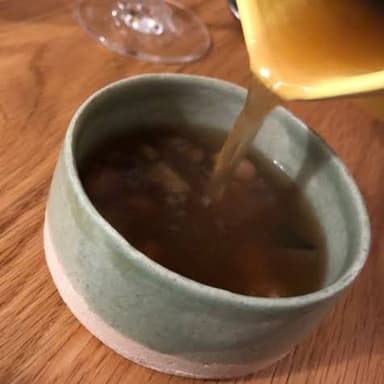 Medio litro de consomé de birria