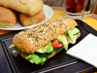 Combo 3: Chapata de Jamón con Queso + Cappuccino