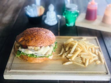 Hamburguesa de Pollo Empanizado Bufalo con Papas