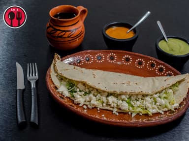 Quesadilla gigante con Bistec Encebollado