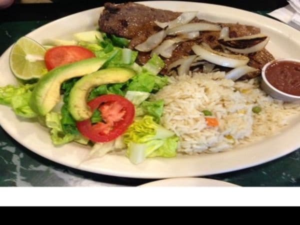 BISTEC ENCEBOLLADO + BEBIDA
