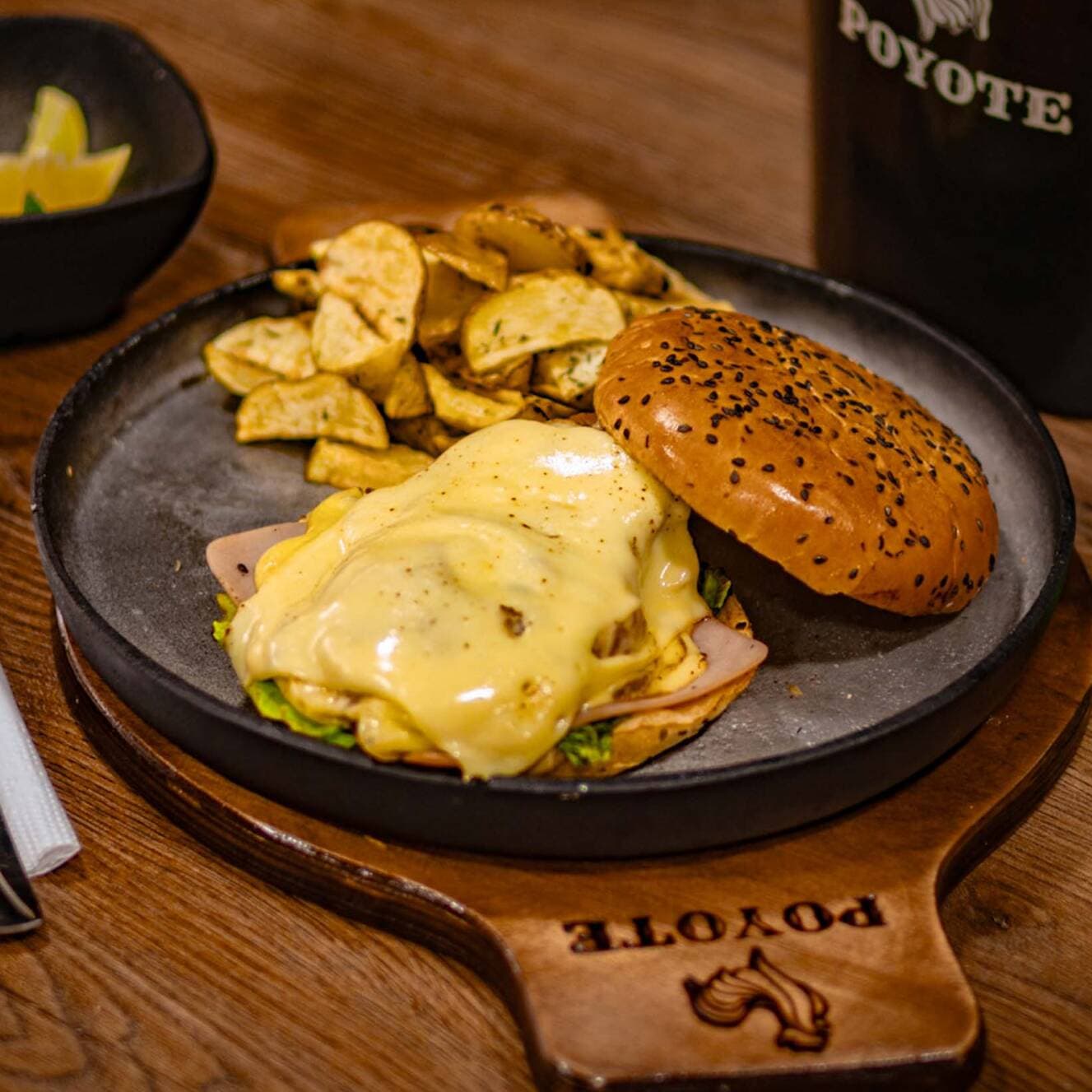 Combo 2x1 Burger Poyote con Papas Artesanales