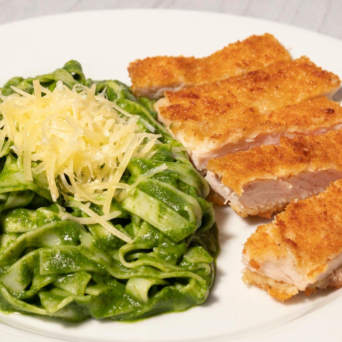 Fettuccini al Pesto con Pavo Crispy