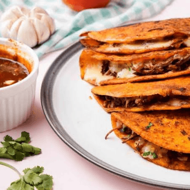 Quesabirria y 2 Tacos