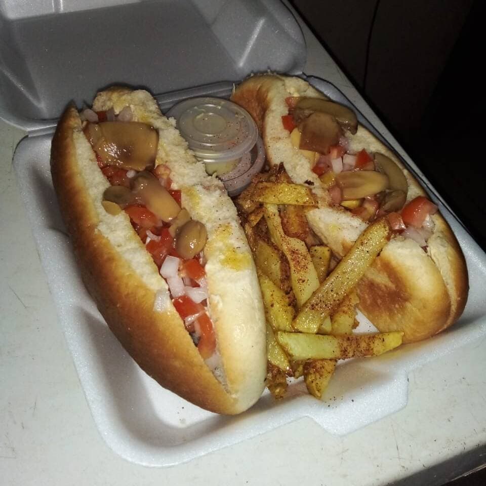 2 hot-dogs con su verdura y papas