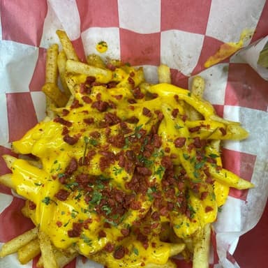 Papas a la Francesa con Queso, Tocino y Brisa