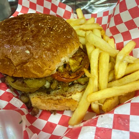 Hamburguesa Sonorense + Papas