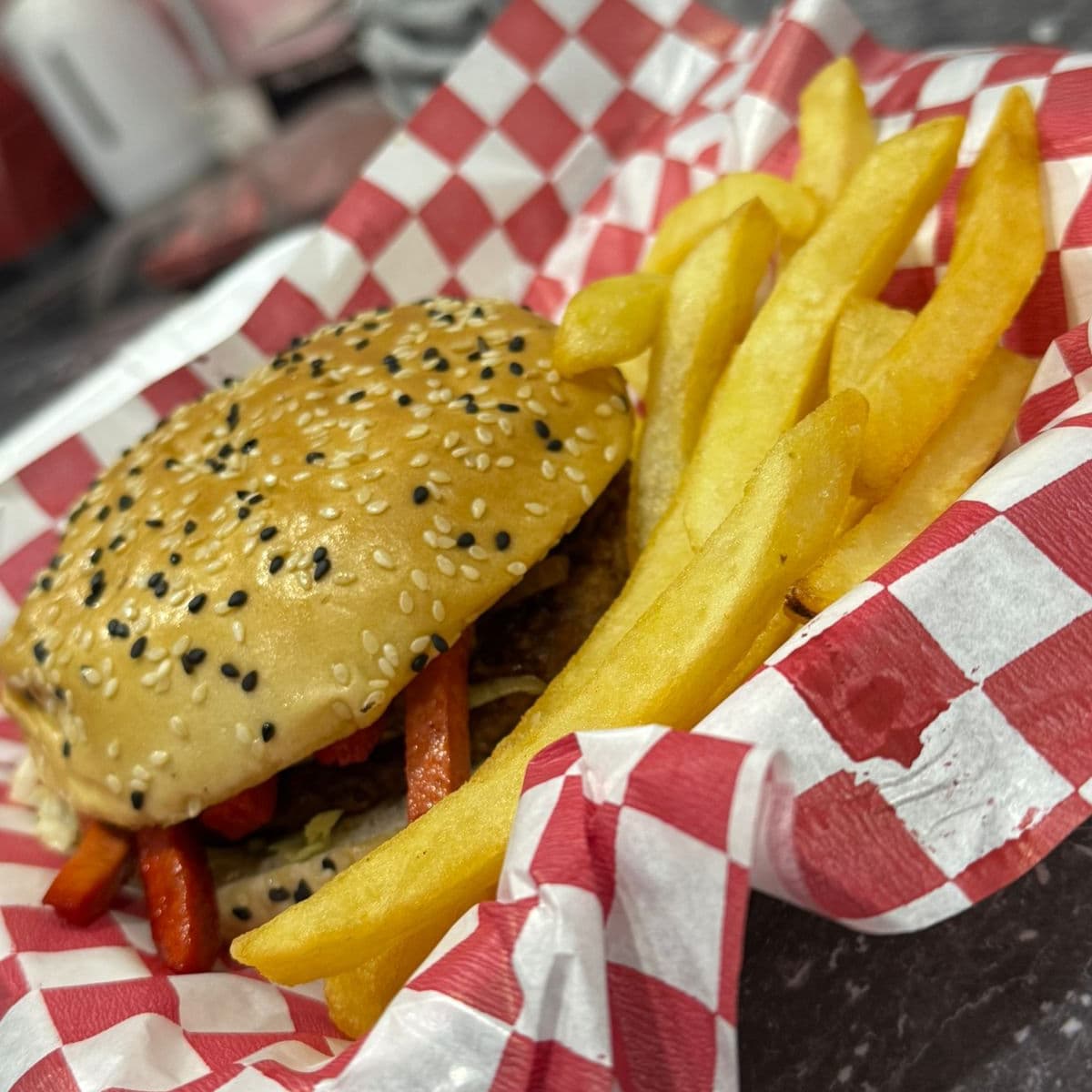 Hamburguesa Especial de Carne con Papas Francesas