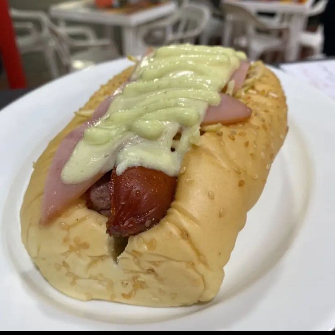 Perro Suizo Gratinado + Papas Francesas