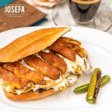 Torta de Chilaquiles con Pechuga Empanizada