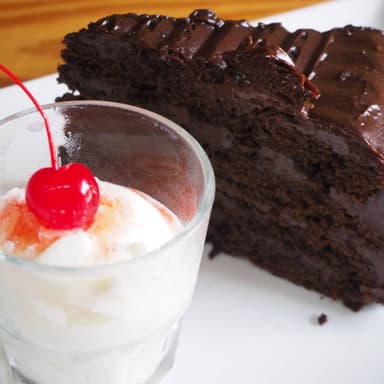 PASTEL DE CHOCOLATE CON HELADO