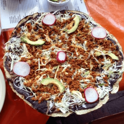 Tlayuda con Chorizo