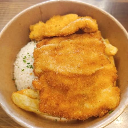 Milanesa con Papas Fritas y Arroz