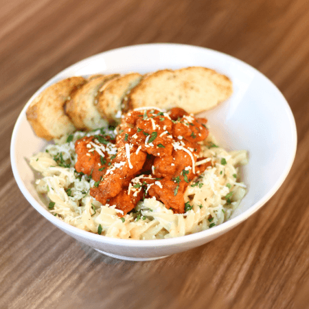 Pasta con salsa ranch y pollo bufalo
