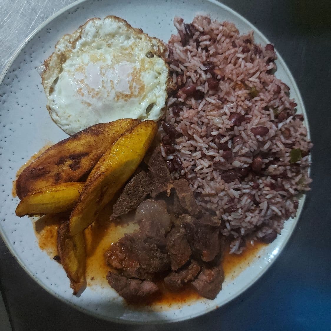 Gallo Pinto con Carne en Salsa .