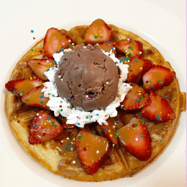 Waffle con Helado y Fresas
