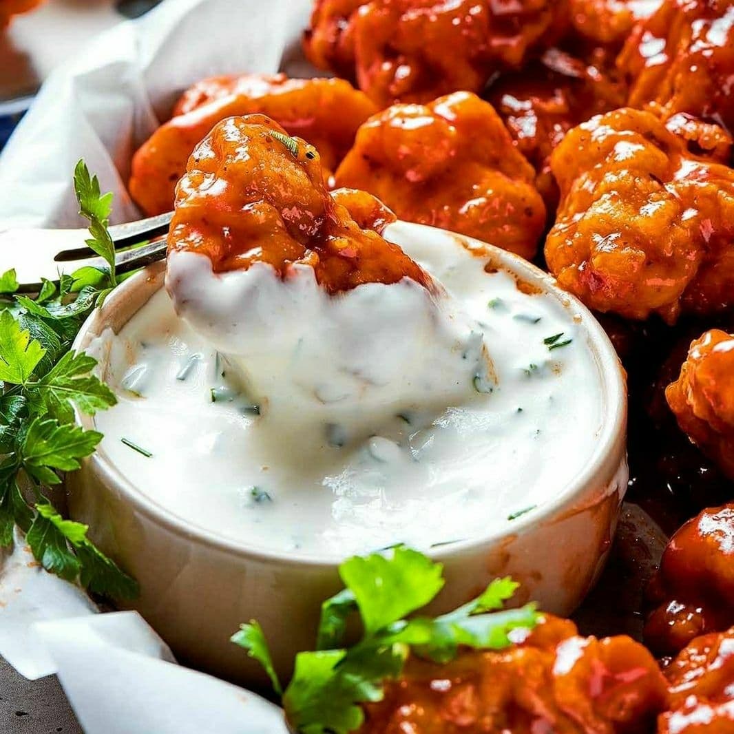 Boneless crujientes bañados en salsa y aderezo