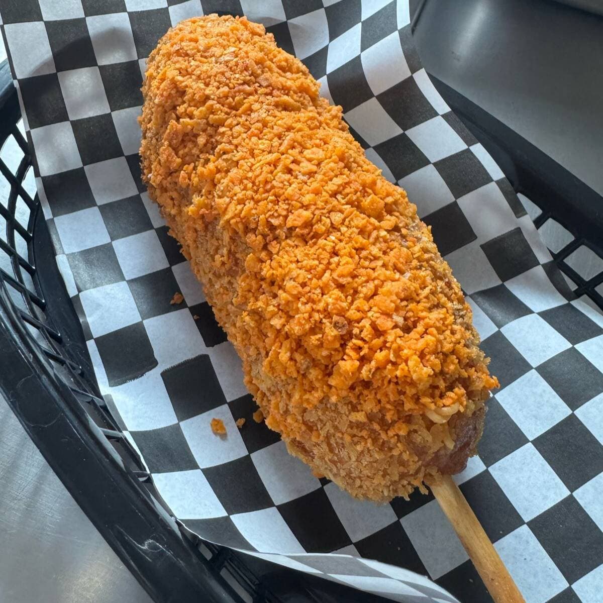Banderilla de Pavo y Queso Cubierta de Doritos
