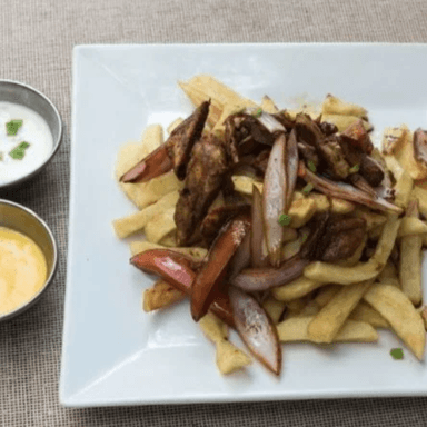 Pollo Saltado Anticuchado y Papas