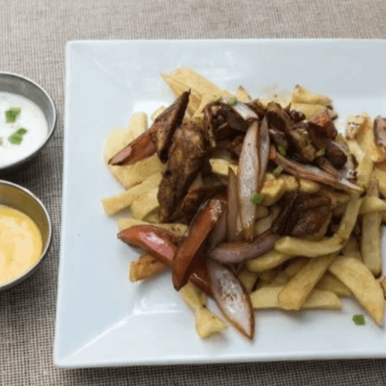 Pollo Saltado Anticuchado y Papas