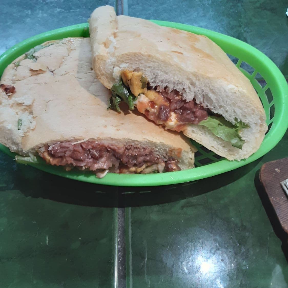 Emparedado de Pollo y Frijol.