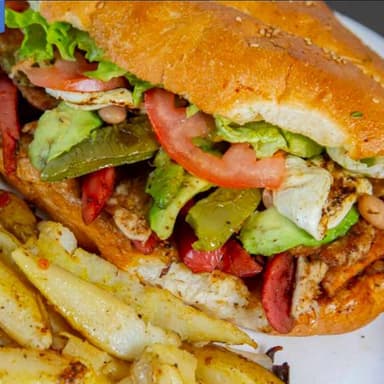 COMBO DE MILANESA + AGUAS DE PEPINO GRATIS
