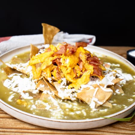 1. Chilaquiles con Huevos al Gusto