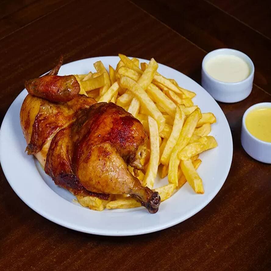 1/2 Pollo a la Brasa con ensalada, Papas y Cremas