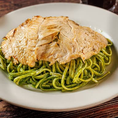 Tallarines Verdes con Pechuga a la Plancha