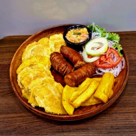 Patacones con Chorizo y Ensalada